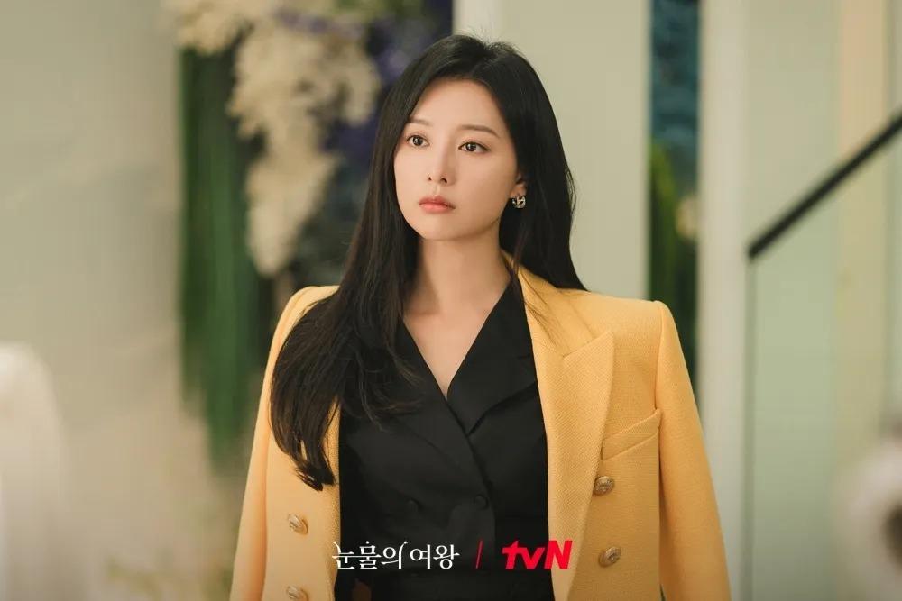 金智媛在《淚之女王》中飾演洪海仁的劇照